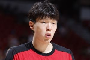 媒体人：上一场没打动霍福德 这场晃飞往里突 这就是杨瀚森的进步图片