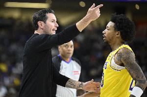 有一点铁！尼克-史密斯半场出场10分钟 5中1拿到3分1板1助