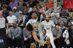 希望无碍!马刺队记:哈珀脚穿保护靴 拄着拐杖离开了球馆