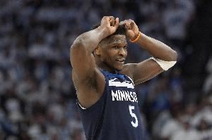 第三节独得21分！爱德华兹25中13砍全场最高35分外加6板6助